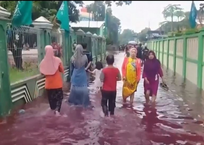 Как в библейском пророчестве: деревню в Индонезии затопили «реки крови» (видео)