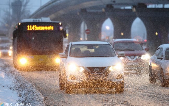 Метель не прекращается, а дороги превратились в каток: Киев засыпает снегом (фото, видео)