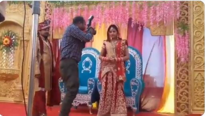 Ревнивый жених стукнул фотографа на свадьбе — реакция невесты восхитила сеть (видео)