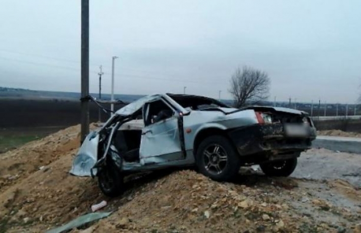 В Херсонской области авто врезалось в бетонную электроопору: есть жертвы
