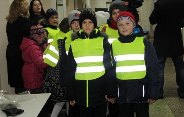 В Запорожской области потратили 330 тысяч грн. на светоотражающие жилеты для школьников