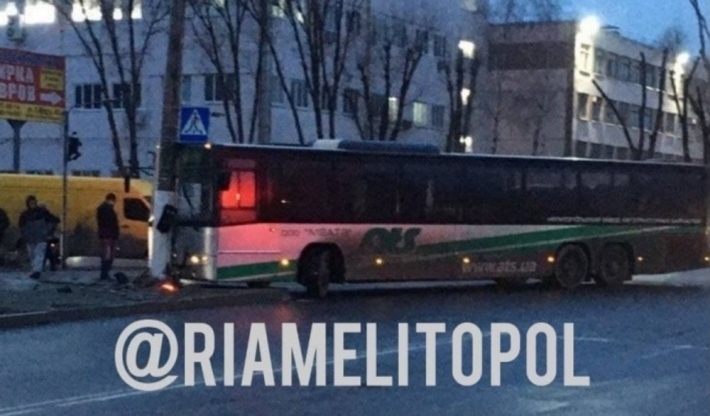 В Мелитополе пассажирский автобус врезался в столб