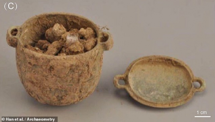 Археологи обнаружили крем для лица, которому 2700 лет, и узнали его ингредиенты: фото
