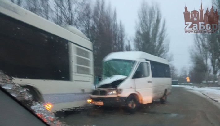 В Запорожье произошло ДТП с участием маршрутки и автобуса (фото)