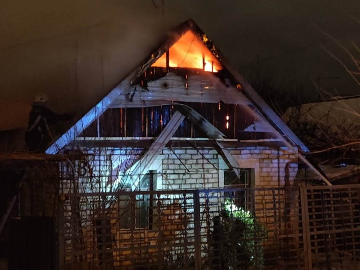 В Запорожье горела крыша частного дома (фото)