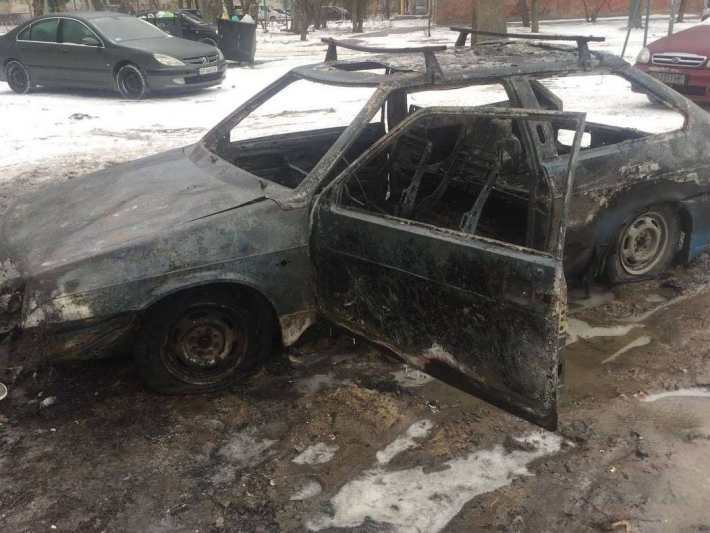 В Запорожье ночью сгорел автомобиль 