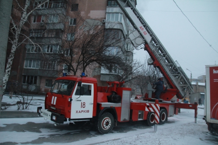 В Харькове из-за "героев парковки" пожарные не могли добраться к пылающему дому, есть погибший: видео