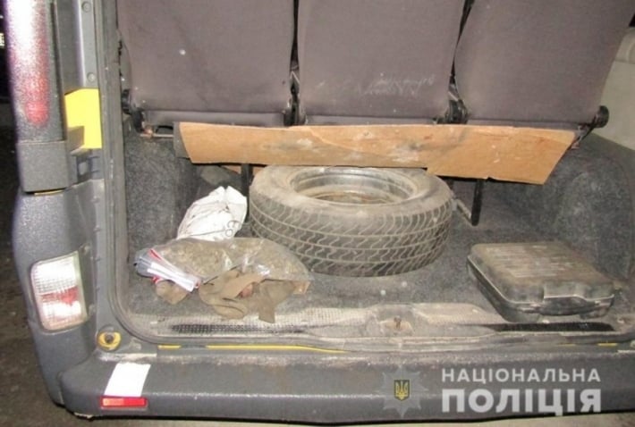 В Мелитополе на центральном проспекте остановили микроавтобус с наркотиками (фото)