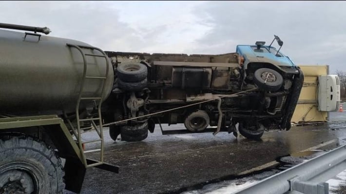На запорожской трассе перевернулся грузовик (фото)