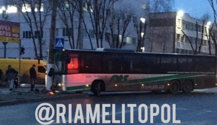 В автобусе, который врезался в столб в Мелитополе, были пассажиры, - полиция