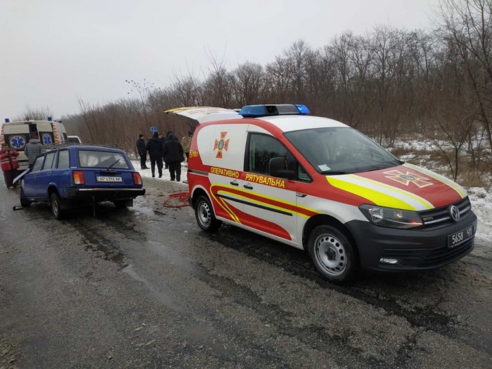 В Запорожской области "ВАЗ" въехал в трактор: водителя вырезали спасатели (фото)