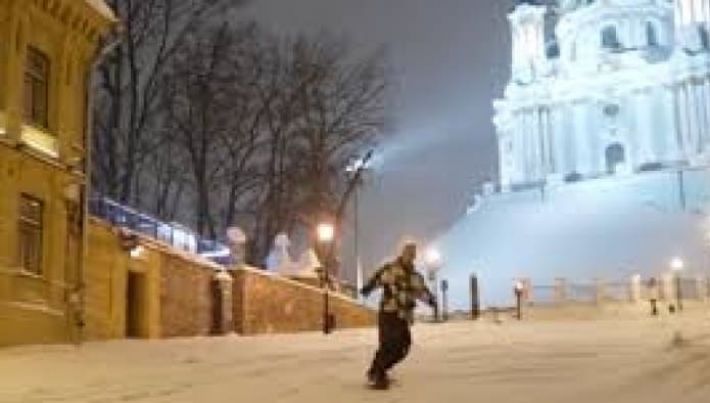 Карпаты больше не нужны: в Киеве сноубордисты катаются на Андреевском спуске, видео