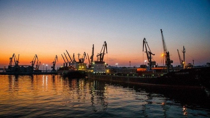 В порту в Запорожской области из-за шторма ограничили грузовые операции