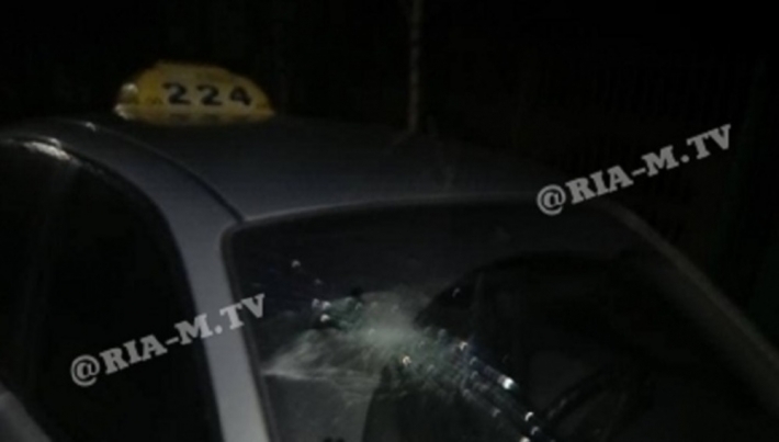 В Мелитополе неадекватный пассажир разбил битой такси (фото, видео 18+)