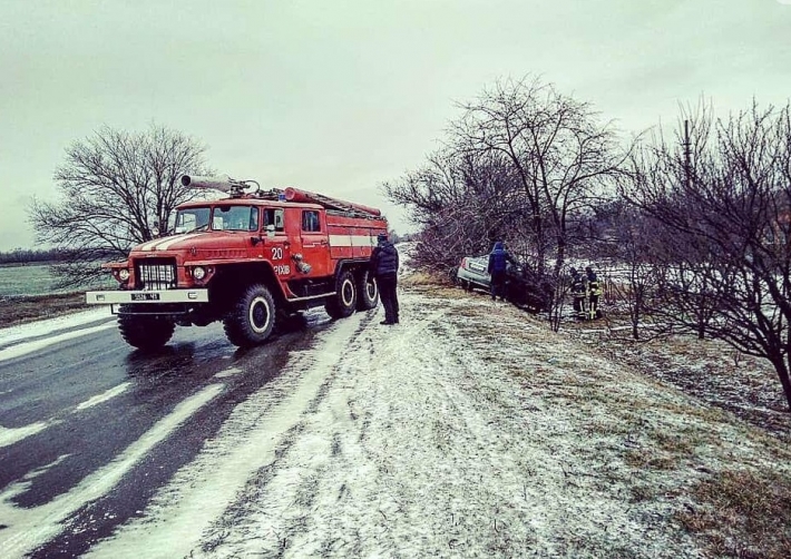 На трассе в Мелитопольском районе из-за гололеда водителям понадобилась помощь спасателей (фото)