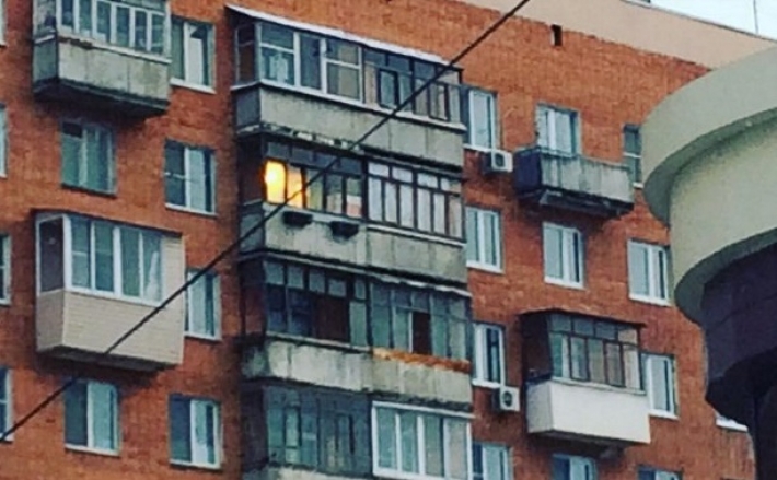 В запорожской многоэтажке ночью загорелся балкон