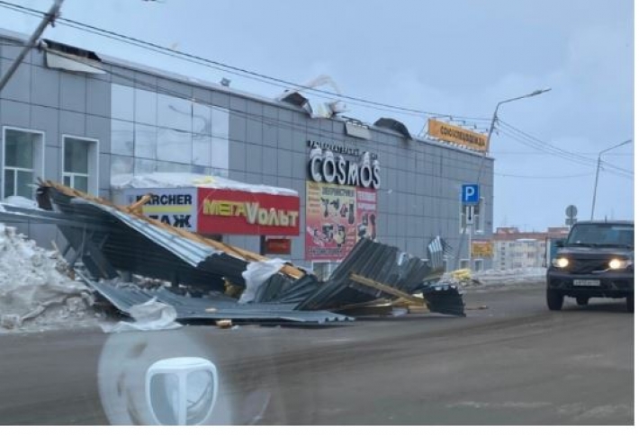 На Россию обрушился мощный ураган - ветер срывает крыши и сносит людей: фото и видео