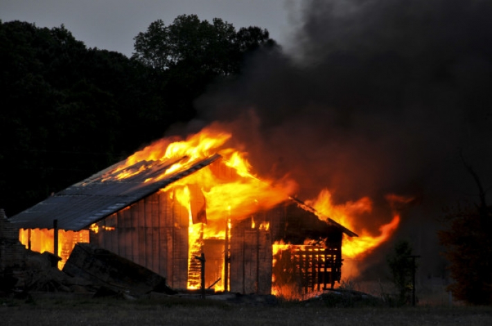 В селе в Запорожской области из-за короткого замыкания сгорел дом