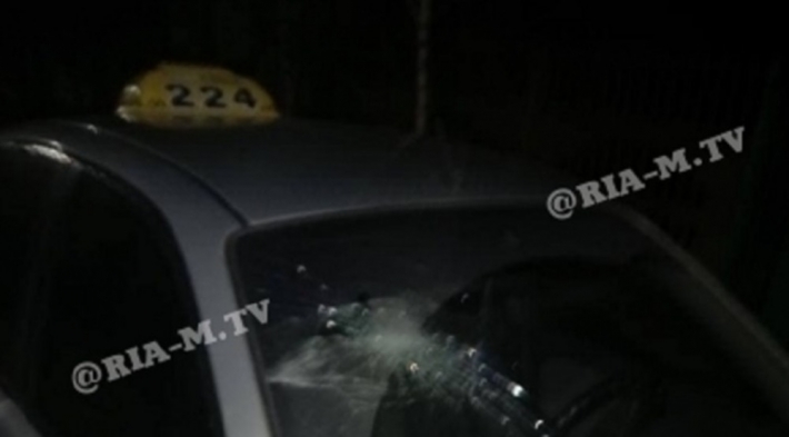 В Мелитополе мужчина, который битой разбил стекло в такси, написал заявление в полицию