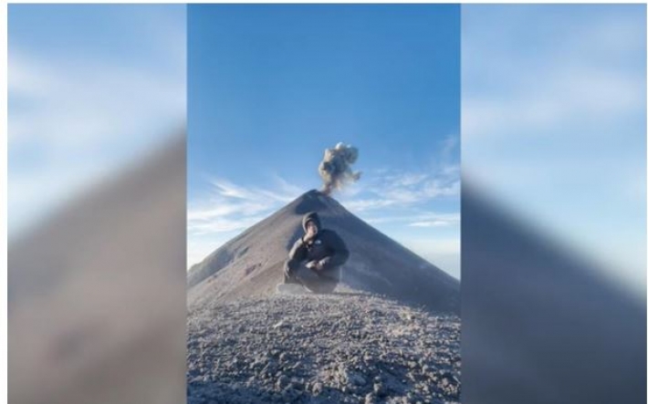 Вулкан Фуэго начал извержение за спиной туриста (видео)