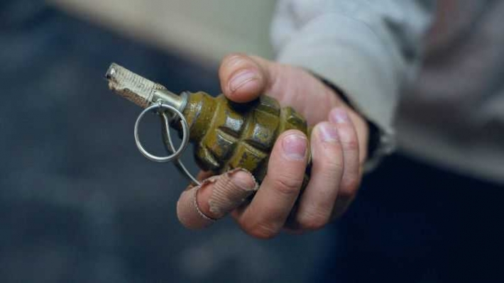В Запорожской области фермеру на ворота ангара привязали гранату