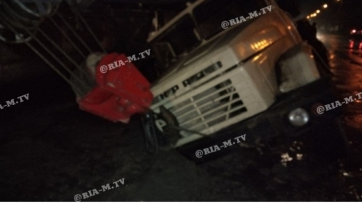 В Мелитополе грузовик с краном провалился под землю