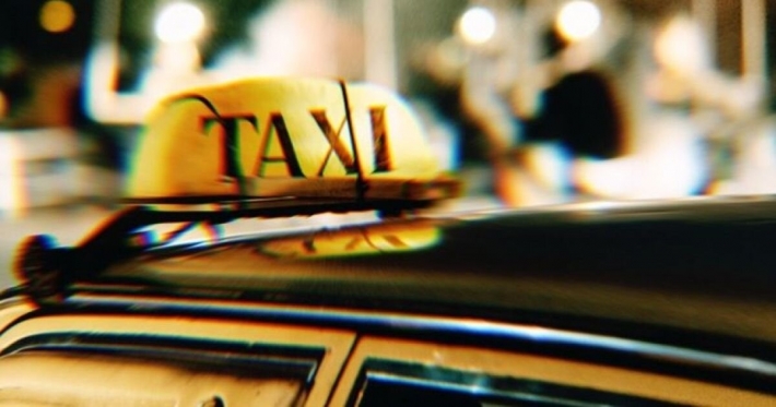В Киеве пассажирка такси получила от водителя сотрясение мозга, когда просила отвести ее по адресу