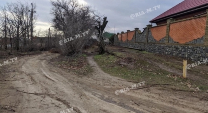 В Мелитополе бизнесмен за свой счет строит дорогу к дому (фото, видео)