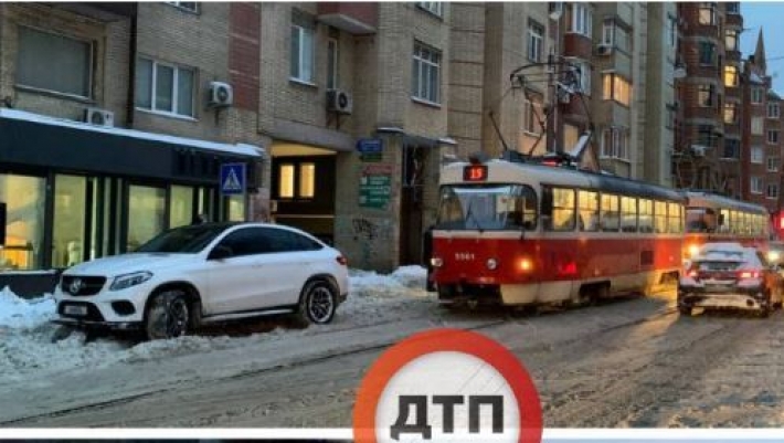 В Киеве "ангел" заблокировал движение транспорта: фото необычного "героя парковки"