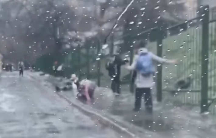 В запорожской школе ученикам четвертого класса провели урок на улице под дождем