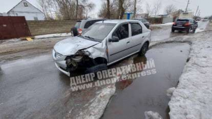 В Днепре водитель Dacia хотел объехать лужу, но врезался в Mercedes: видео момента ДТП