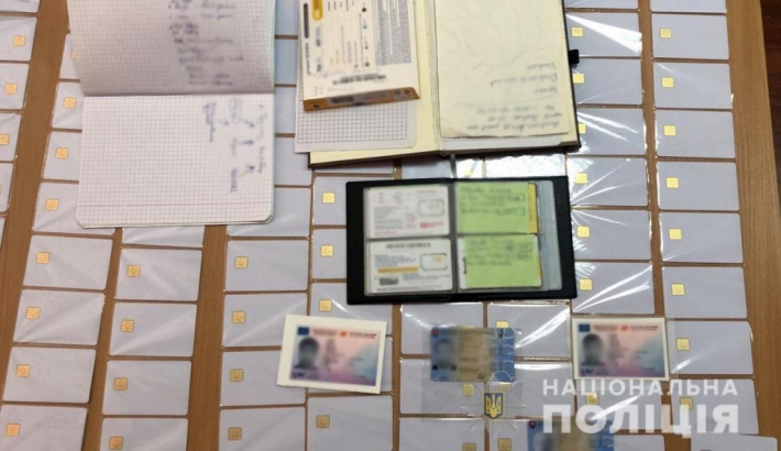 Житель Запорожья изготавливал поддельные паспорта (фото, видео)