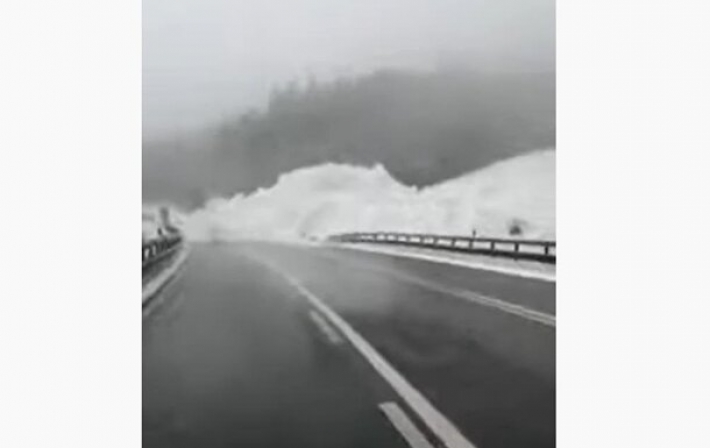 Трассу Киев-Чоп завалило снежной лавиной
