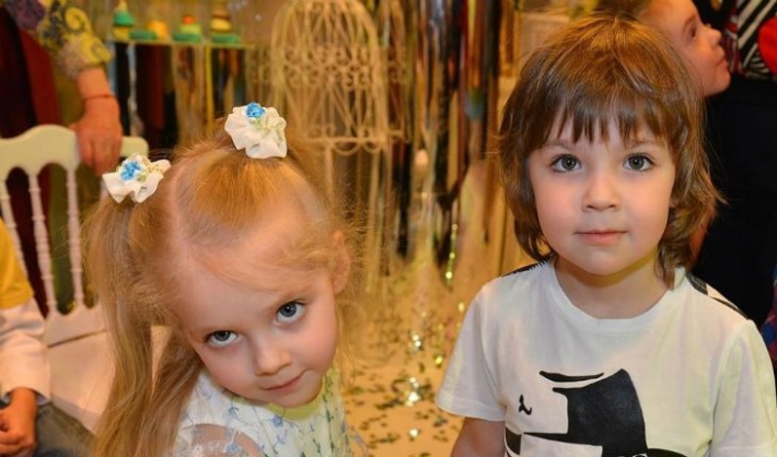 На фото детей Галкина и Пугачевой вместе с дочкой Орбакайте заметили интересную деталь: 