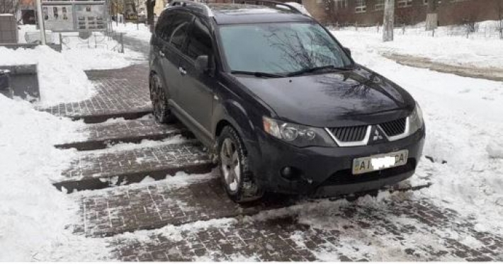 В Киеве водитель авто отметился феерической парковкой - нашел 