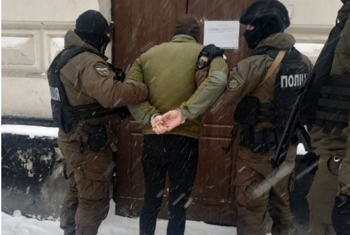 Во Львове поймали вандалов, повредивших памятник Бандере: фото 