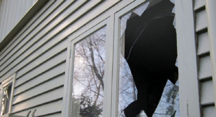 В Мелитополе женщина разбила окно и влезла в дом своей знакомой