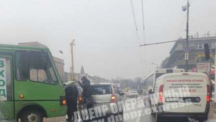 В Днепре водитель Opel, сдавая назад, врезался в автобус: видео момента ДТП