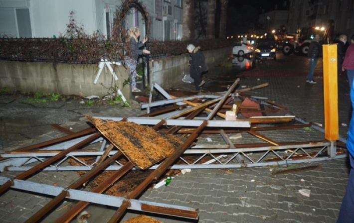 В Турции ураган топил лодки и сносил крыши с домов (фото)