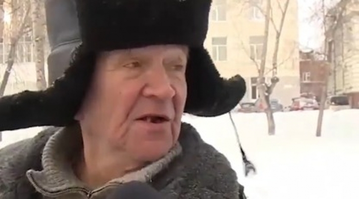 В России 70-летний дворник ответил на вопрос журналистки цитатой 