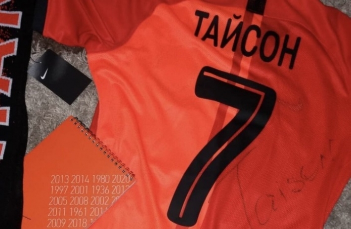 Знаменитый футболист подарил мелитопольскому мальчику футболку со своим автографом (фото, видео)