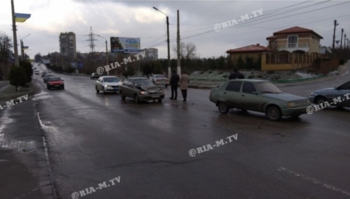 На центральном проспекте в Мелитополе Ланос на скорости догнал Славуту (фото, видео)