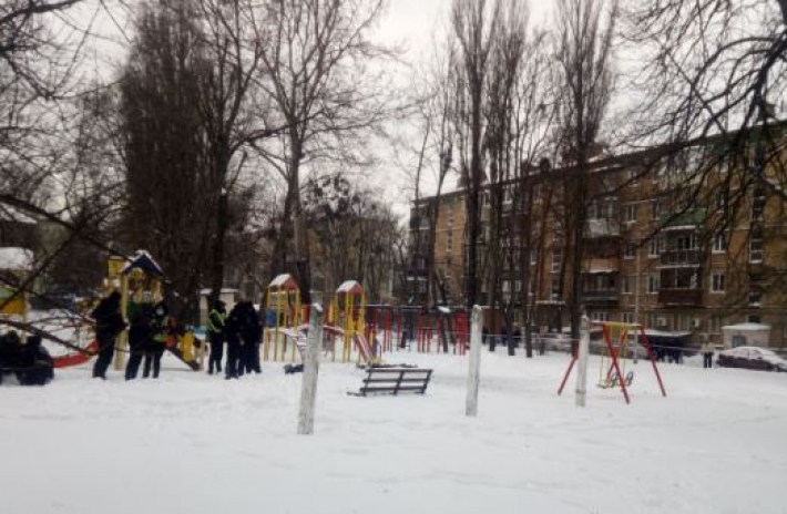 Мужчину разорвало на куски: новые фото и видео с места взрыва на детской площадке в Киеве