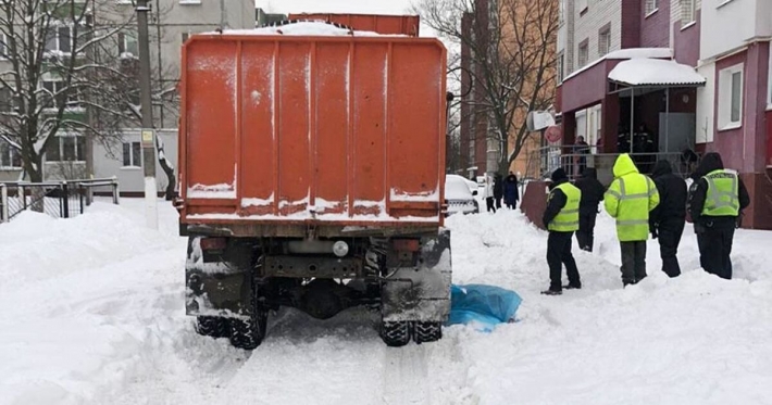 В Чернигове мусоровоз задавил женщину, которая поскользнулась на снегу