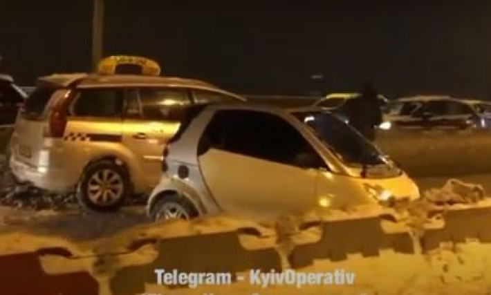 В Киеве авария на мосту через Днепр парализовала движение: видео
