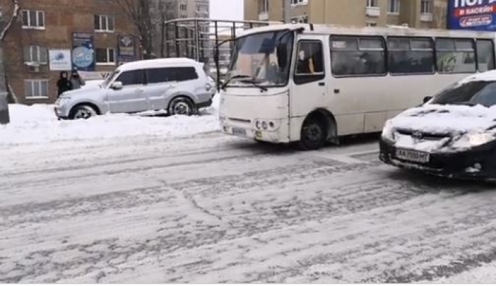 В Киеве водитель пытался выбраться из снежного плена и задавил насмерть продавца: видео