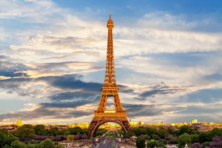 В Париже решили перекрасить Эйфелеву башню - оттенок не менялся последние 50 лет
