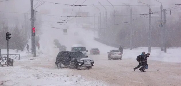 Непогода в Украине: спасатели рассказали, на каких дорогах затруднено движение