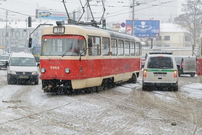 В Киеве "героя парковки" наказали пассажиры трамвая: фото