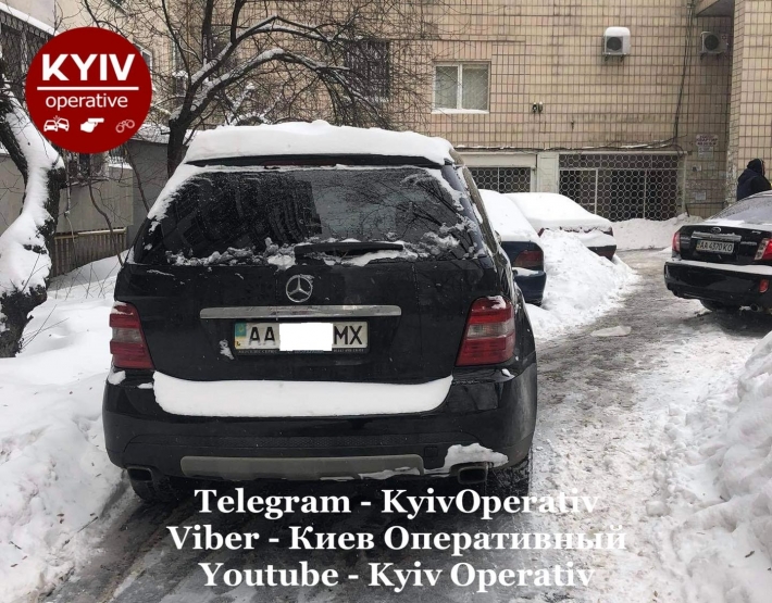 В Киеве пьяный водитель отметился "феерической" парковкой и заблокировал движение: фото